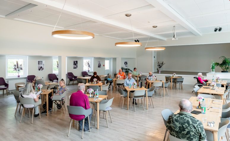 Bild des Speisesaals mit den Senioren beim Essen