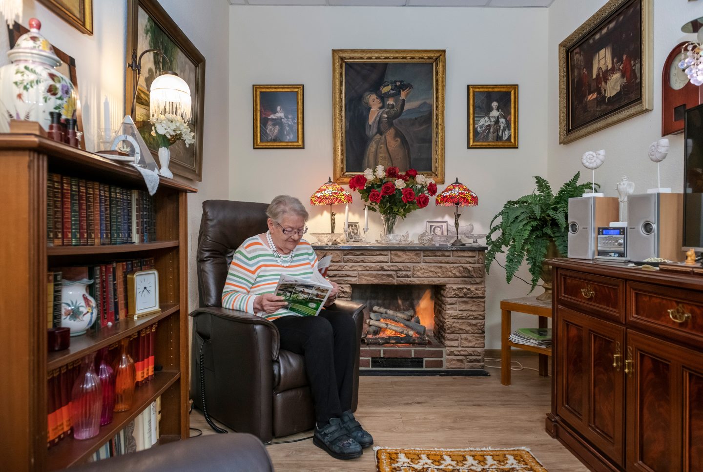 Dame sitzt in ihrer Wohnung und liest 